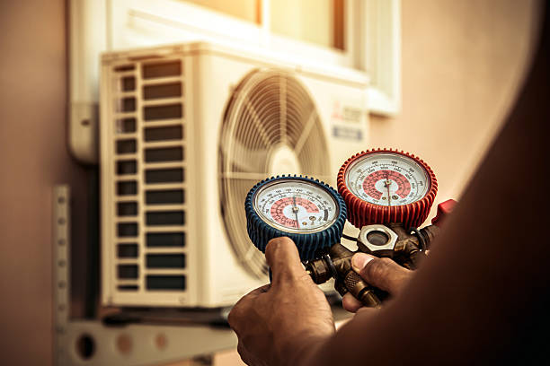 Professional Hvac technician working in Holbrook, AZ
